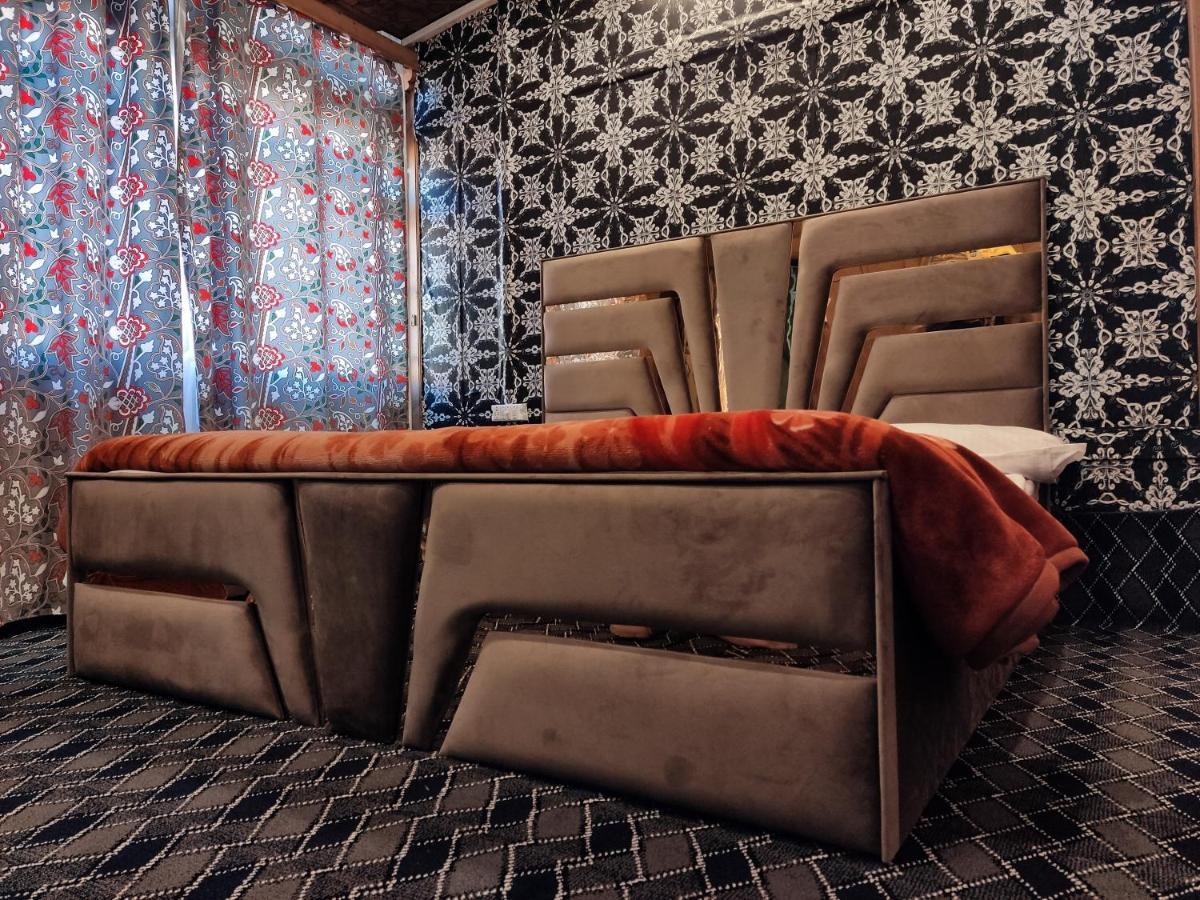 Srīnagar Houseboat Young Balmoral Castle מראה חיצוני תמונה