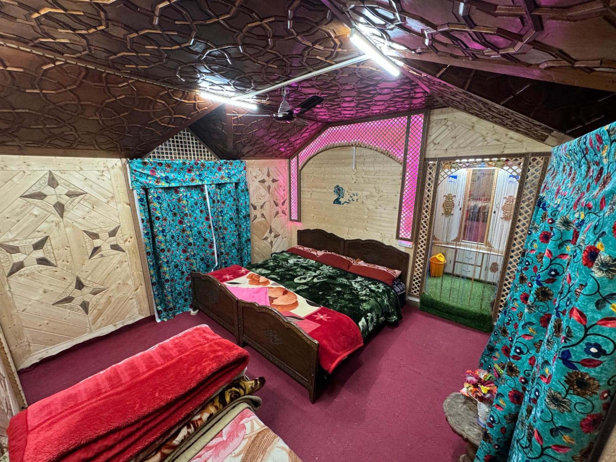 Srīnagar Houseboat Young Balmoral Castle מראה חיצוני תמונה