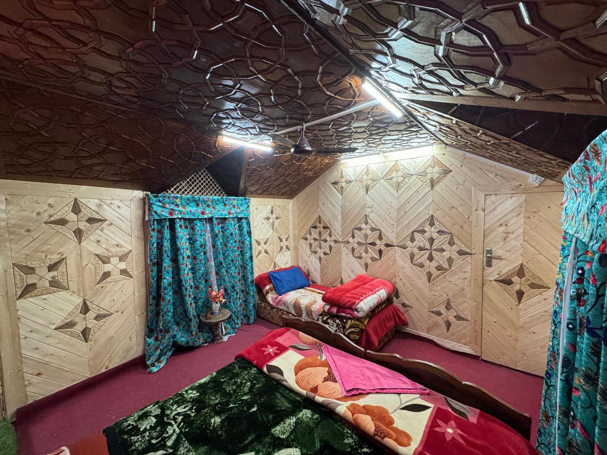 Srīnagar Houseboat Young Balmoral Castle מראה חיצוני תמונה