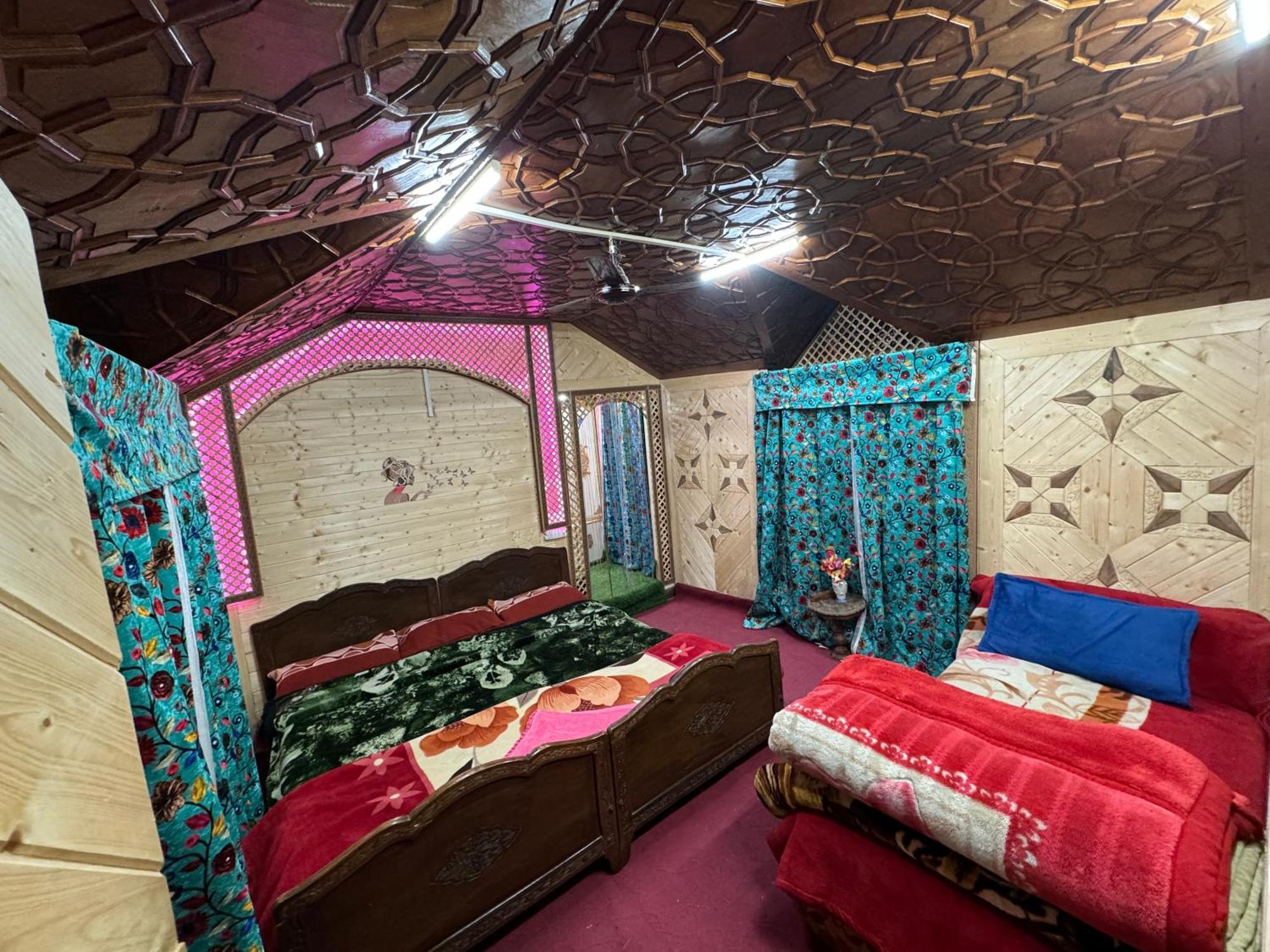 Srīnagar Houseboat Young Balmoral Castle מראה חיצוני תמונה